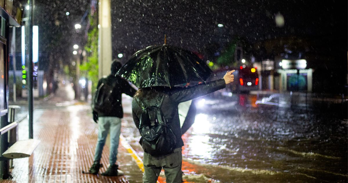 https://media.biobiochile.cl/wp-content/uploads/2026/10/pronostican-mas-lluvias-y-posibles-tormentas-electricas-para-el-inicio-de-este-fin-de-semana-en-la-rm.jpg