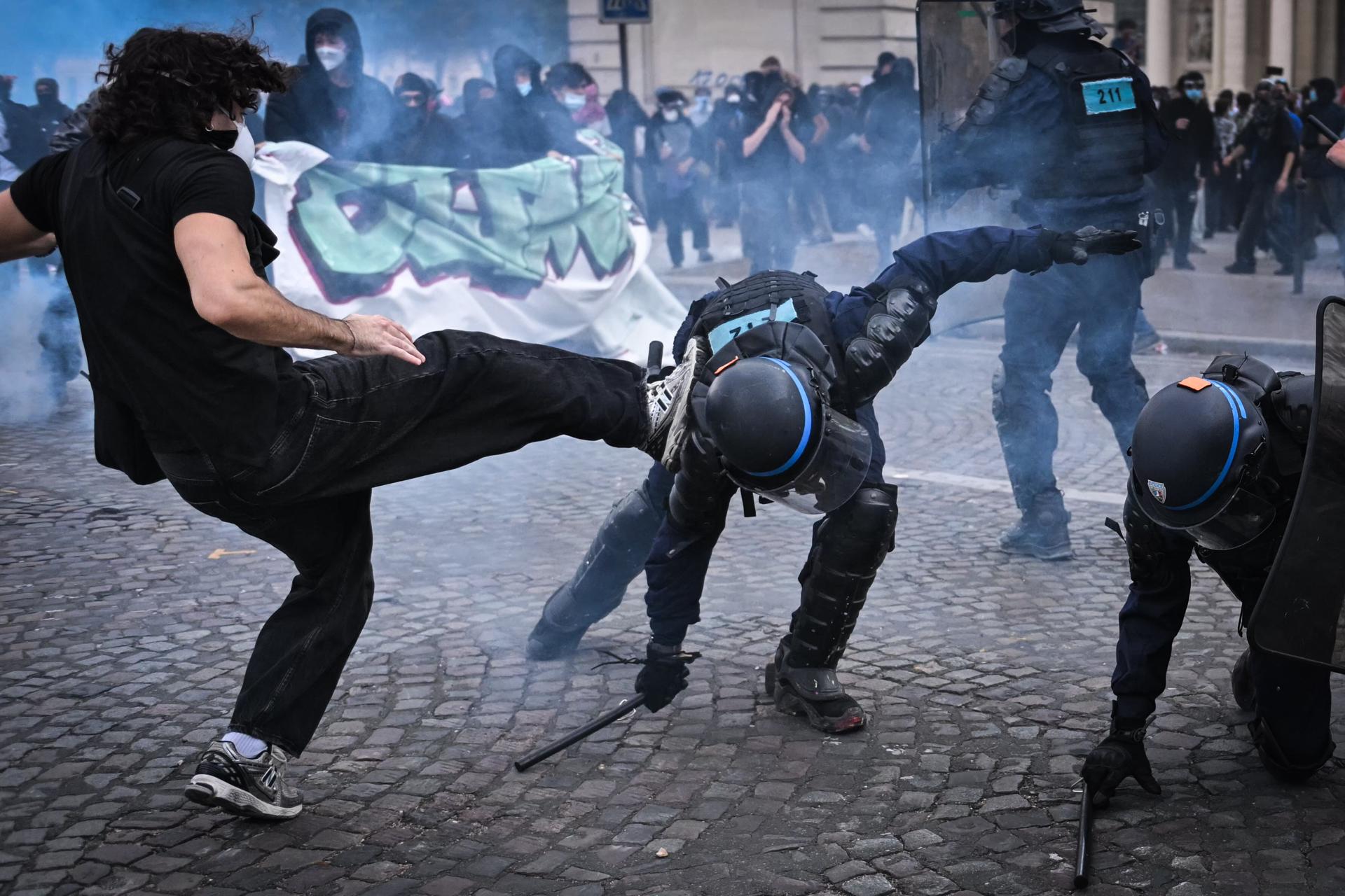 Manifestantes enfrentándose a la policía antidisturbios en París, Francia