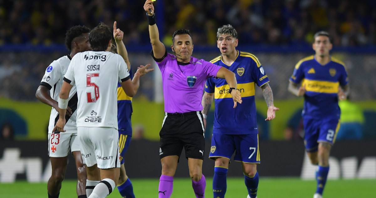 Puso dos amarillas en segundos: hinchas estallan contra Piero Maza tras insólita roja en Vasco-Boca