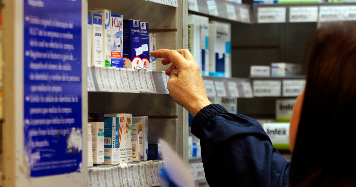 Químicos Farmacéuticos rechazan proyecto que permitiría prescindir de ellos para abrir más farmacias