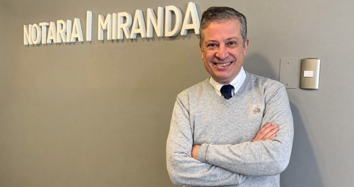 El funcionario que concentra 3 cargos del Conservador de Santiago y podría ganar $300 millones al mes
