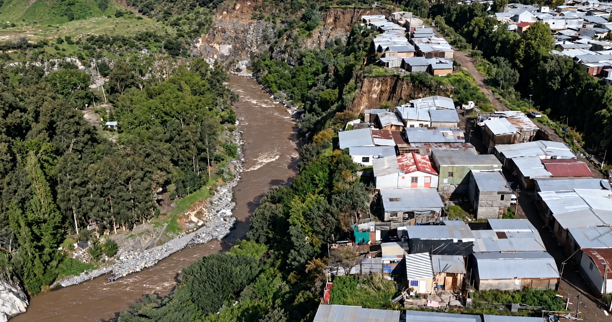 40 casas corren peligro de derrumbe hacia acantilado en Puente Alto por intensas lluvias