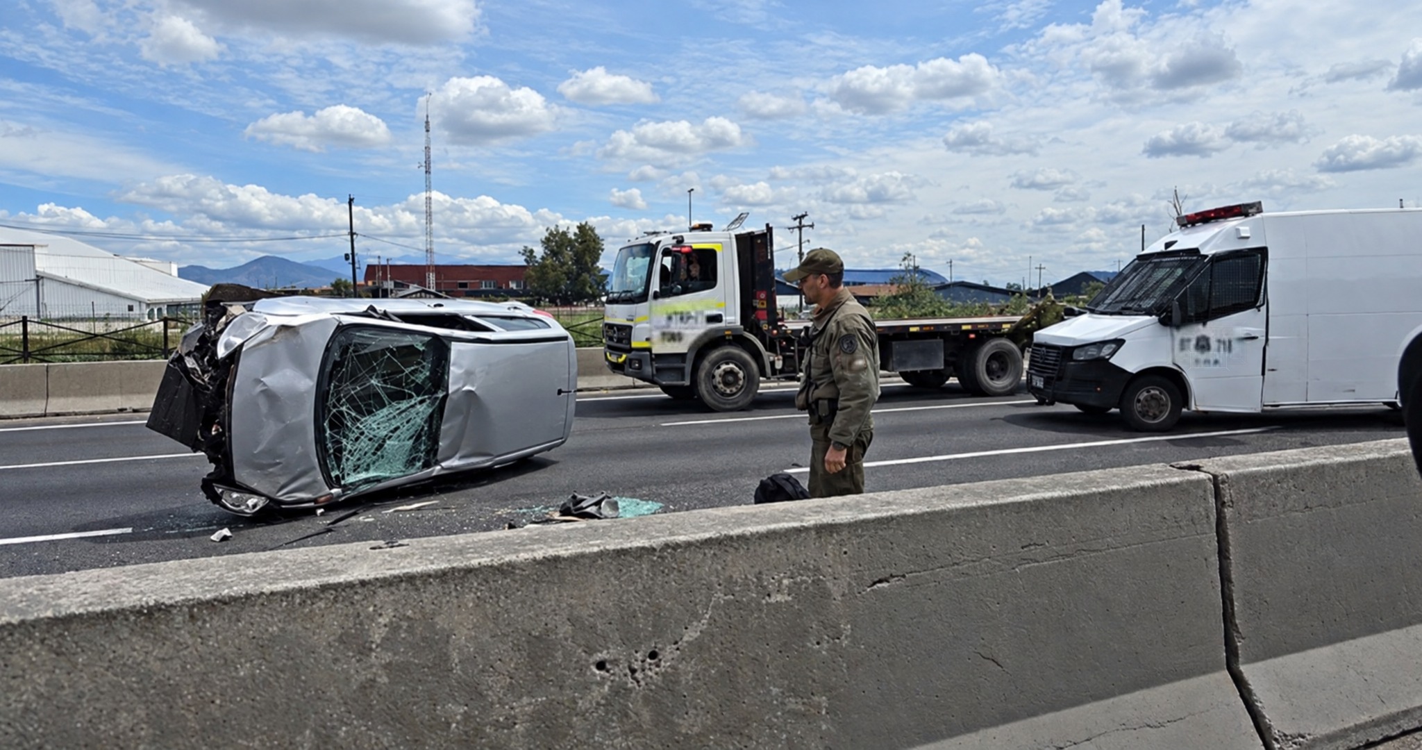 Auto termina volcado tras colisión en la Autopista Central: la habría provocado chofer menor de edad