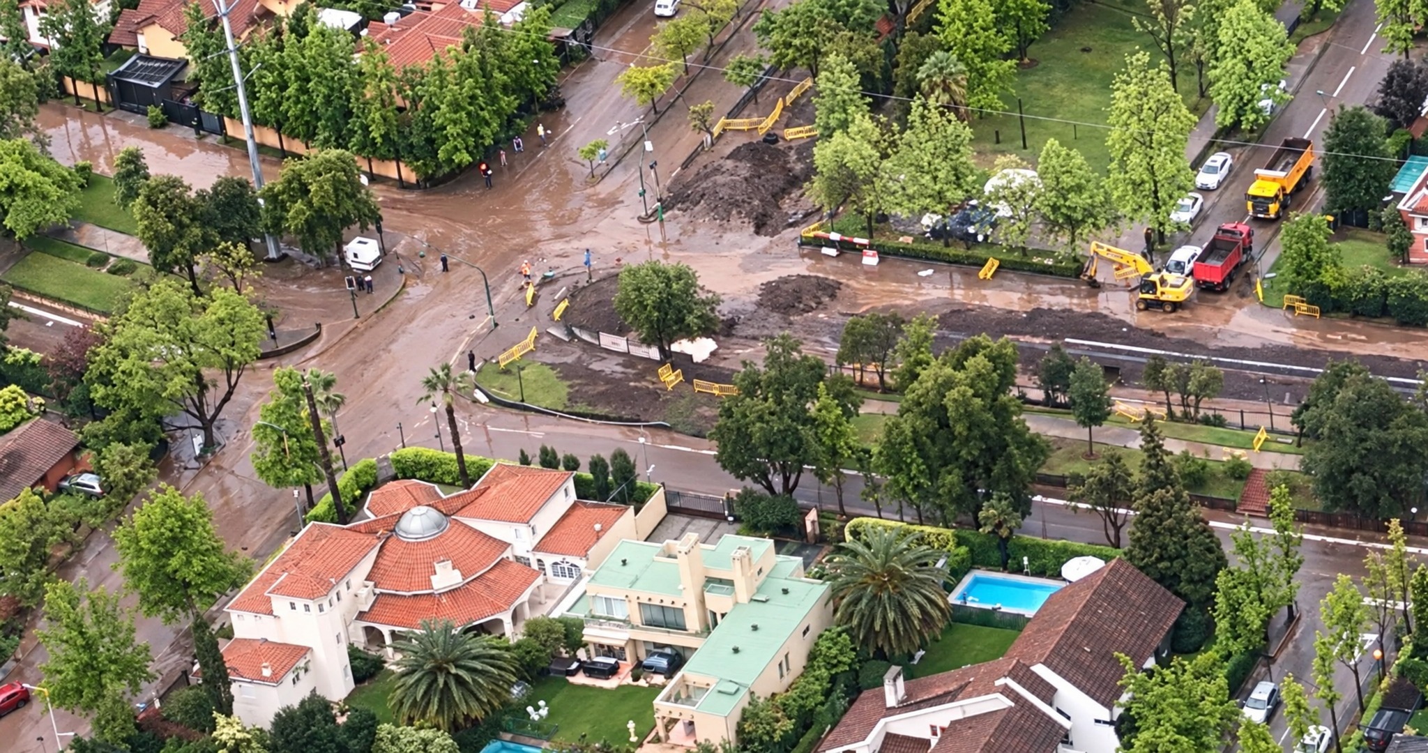 VIDEOS | Así se ven desde el aire las consecuencias del fuerte aluvión en Las Condes