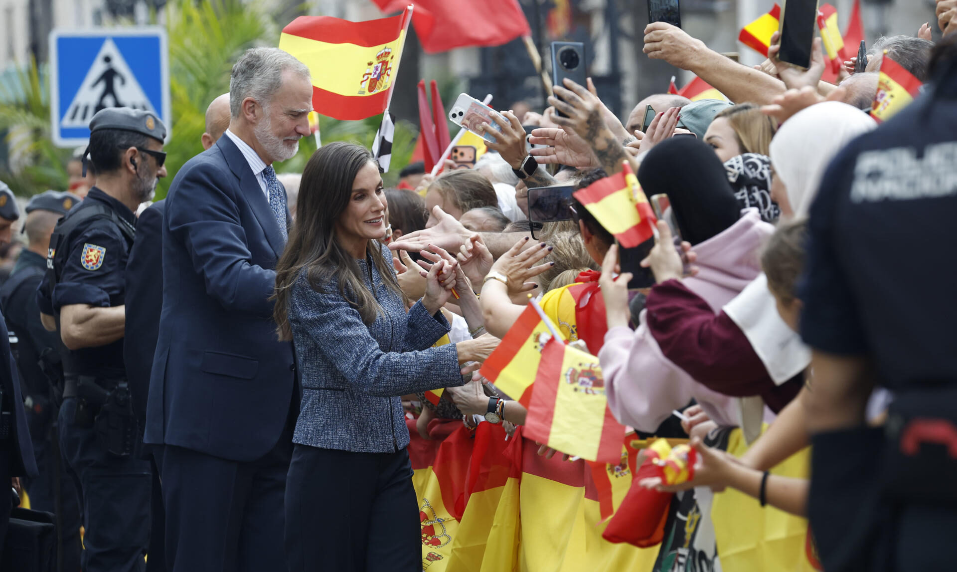 El rey Felipe VI y la reina Letizia saludan a la multitud que esperaba su llegada en el Ayuntamiento de Ceuta