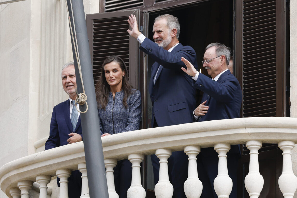 El rey Felipe VI y la reina Letizia saludan desde el balcón del Ayuntamiento