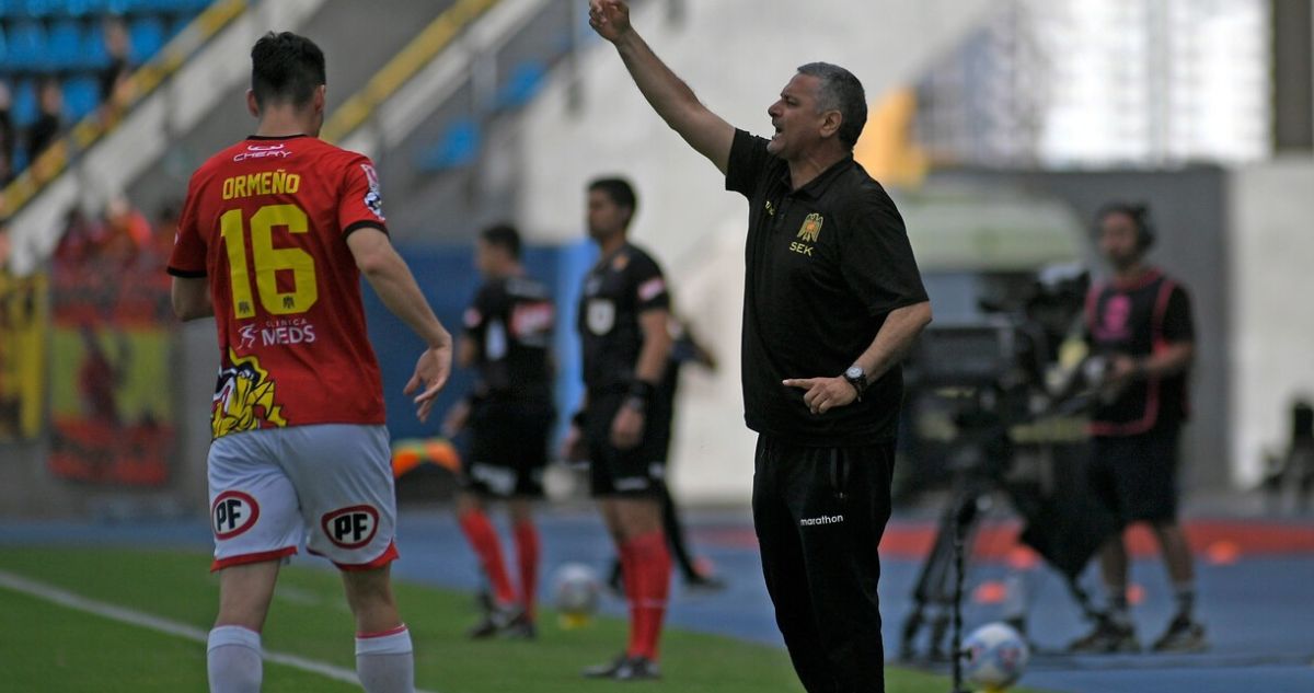 Ronald Fuentes no se guardó nada contra arbitraje y estalló en pleno partido.