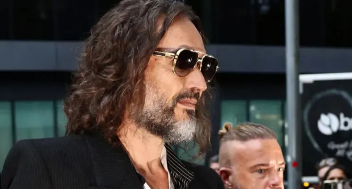 Russell Brand es calificado como un “depredador sexual implacable” en inicio del juicio por violación