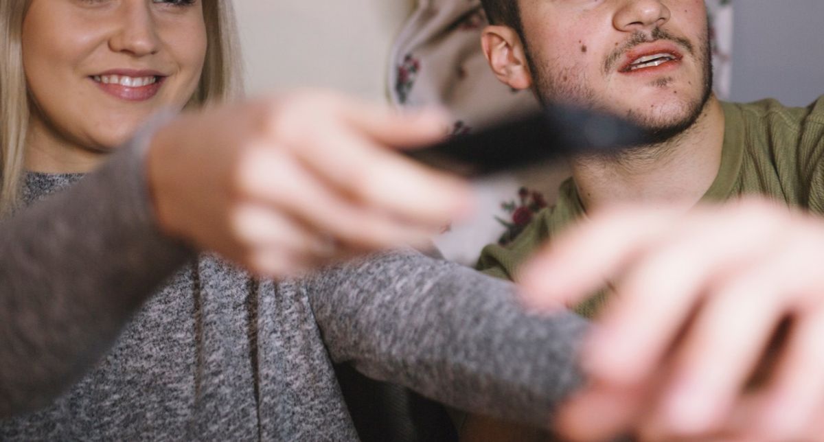 ¿Por qué la generación Z ve la televisión con subtítulos? Encuesta revela que no pueden vivir de ellos