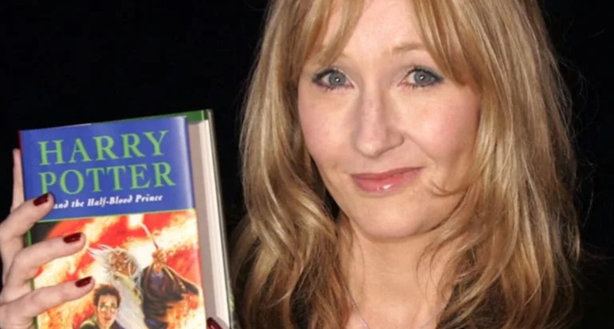J.K. Rowling insiste contra el acitvismo trans y acusa “amenazas de muerte, tortura y violación”