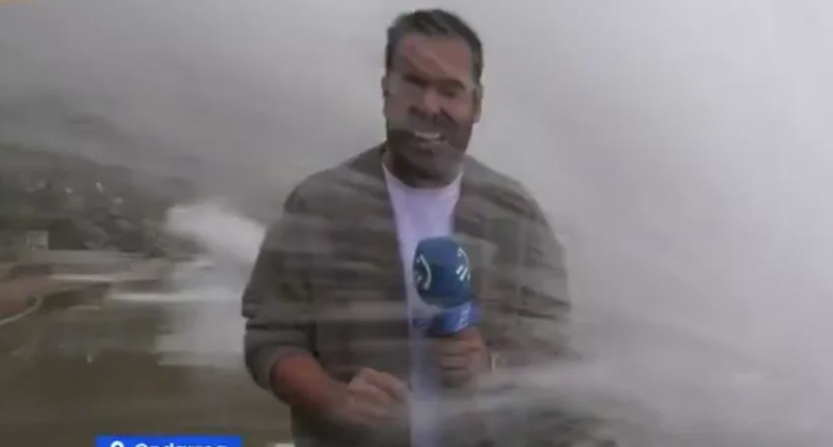Ola gigante se tragó a un periodista en plena transmisión en vivo mientras advertía del mar en España