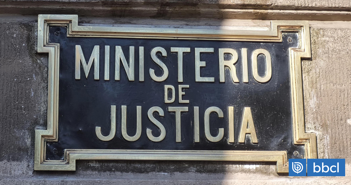 Mañana jubilan 35 notarios y conservadores mayores de 75 años: hay quienes aún buscan frenar su salida