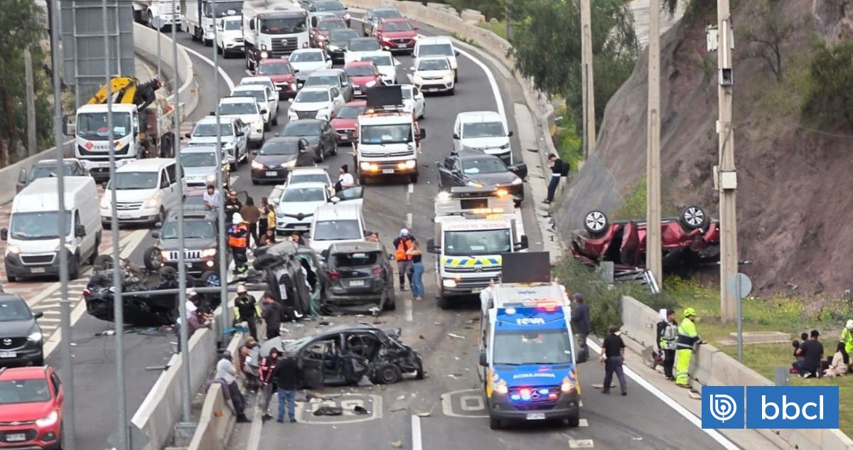 Un muerto y varios vehículos volcados deja accidente entre camión y 8 autos en bajada La Pirámide