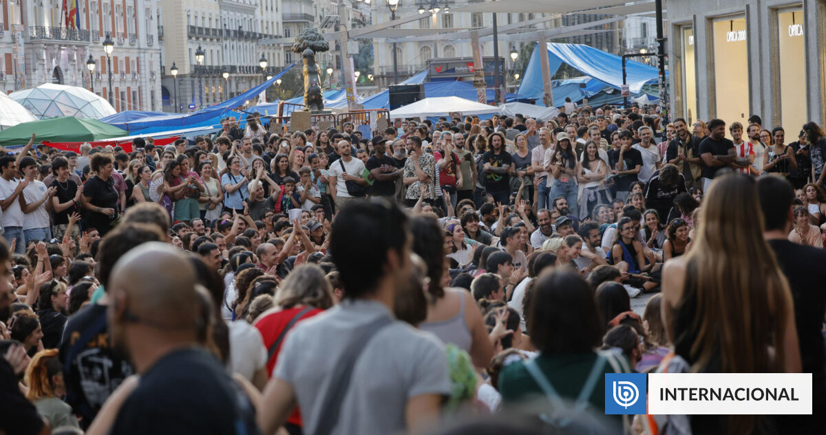 Cientos de "acampados" marchan hacia el Congreso en Madrid donde se votarán los decretos de vivienda