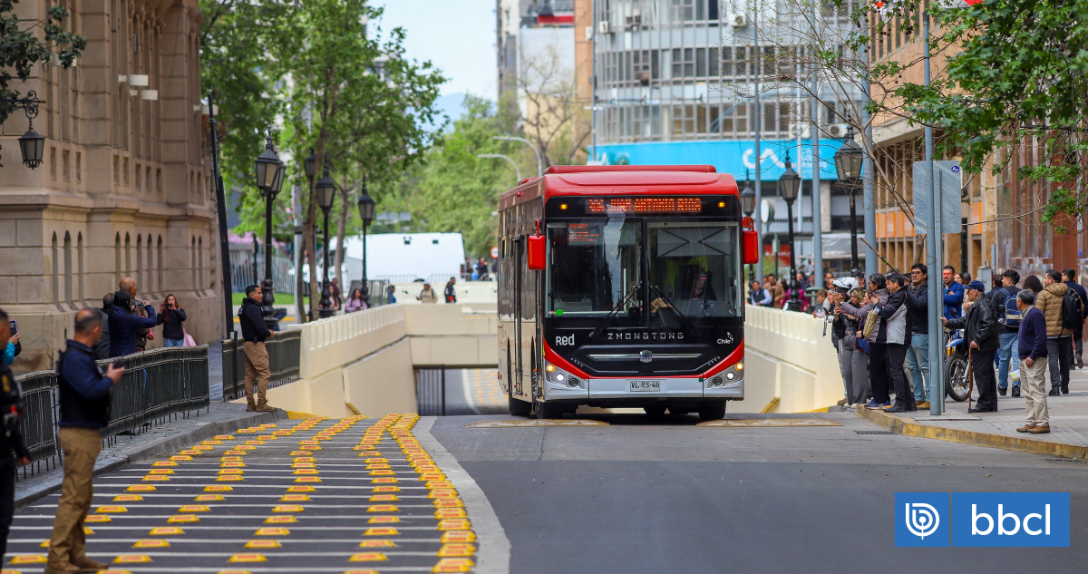 Transporte público vuelve al eje Bandera tras reapertura con paseo semipeatonal para buses RED