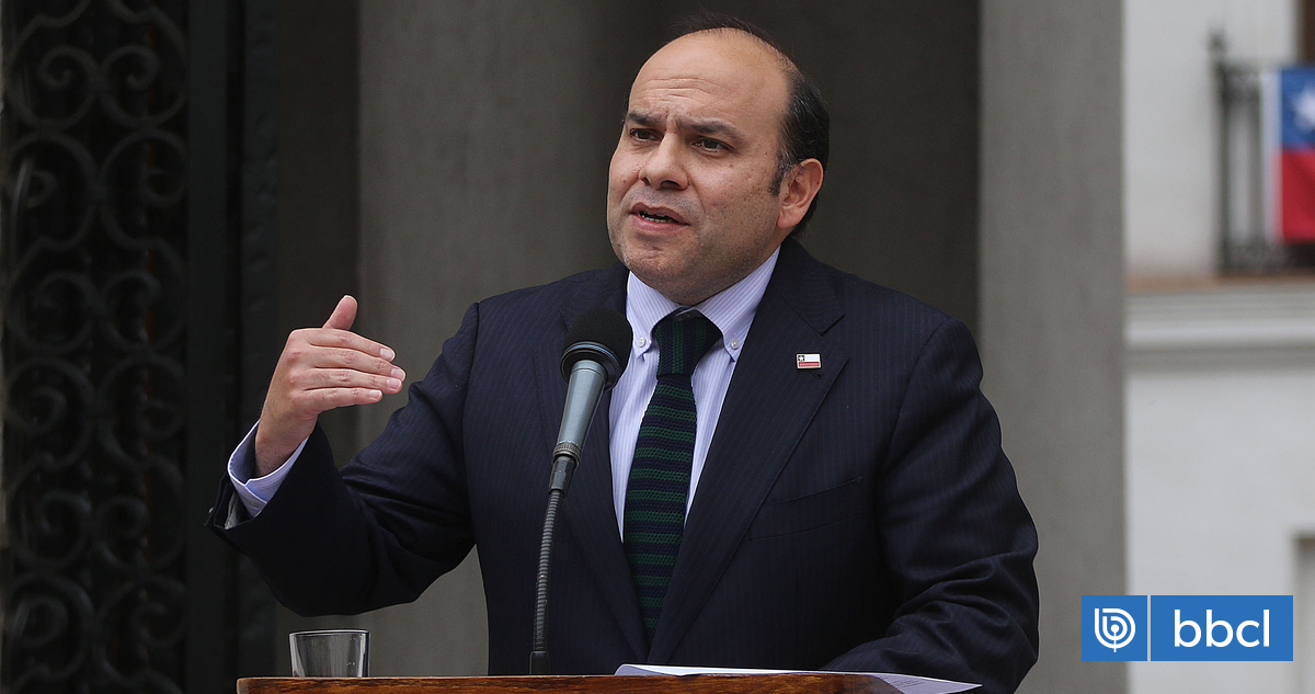 Pavez por funcionarios que viajaron con licencia: