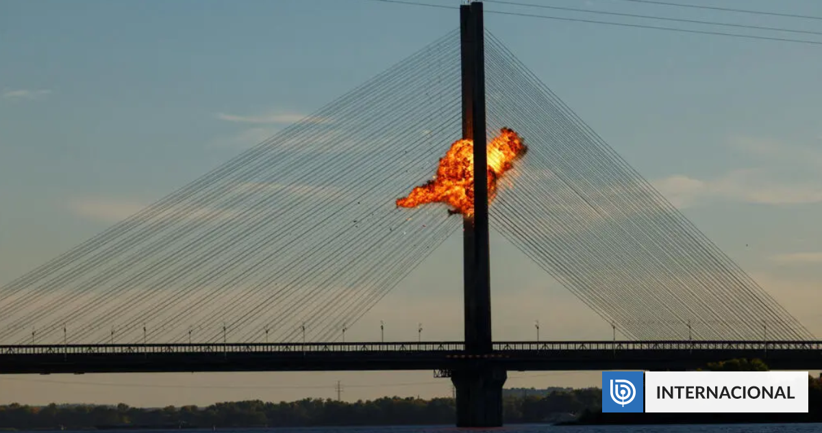 Rusia vuelve a atacar importante puente en la capital de Ucrania dos días después del último golpe