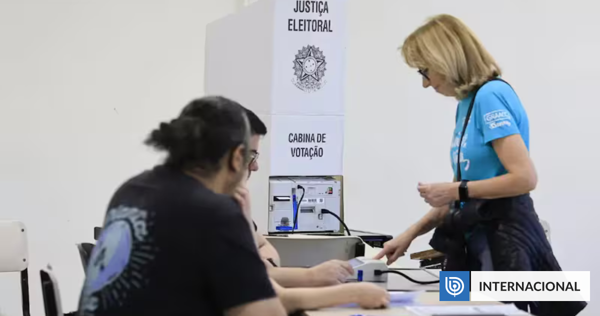 Cierran los colegios electorales e inicia conteo oficial de votos en Brasil