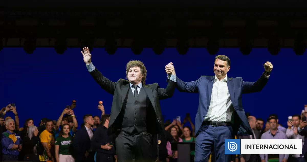 Javier Milei felicita a Flávio Bolsonaro por pasar a segunda vuelta: "La libertad avanza en Brasil"