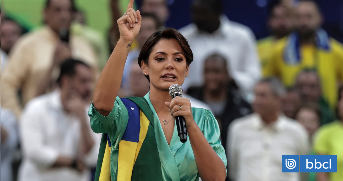 "Bolsonara", la ex primera dama que arrasó en debut electoral pese a tensiones con su hijastro Flavio