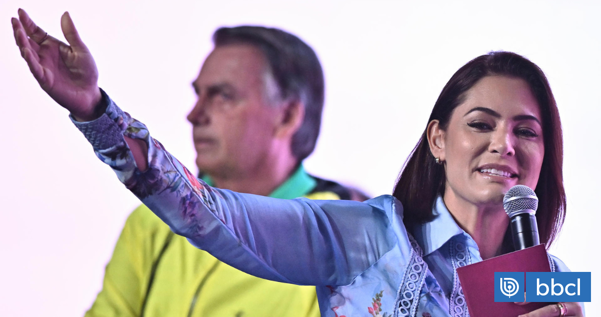 "Bolsonara", la ex primera dama que arrasó en debut electoral pese a tensiones con su hijastro Flavio
