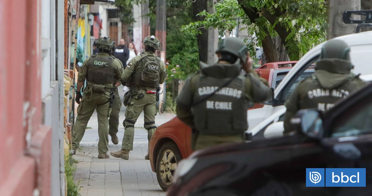 Dos personas se parapetan en el centro de Santiago: habrían intentado asaltar un servicentro