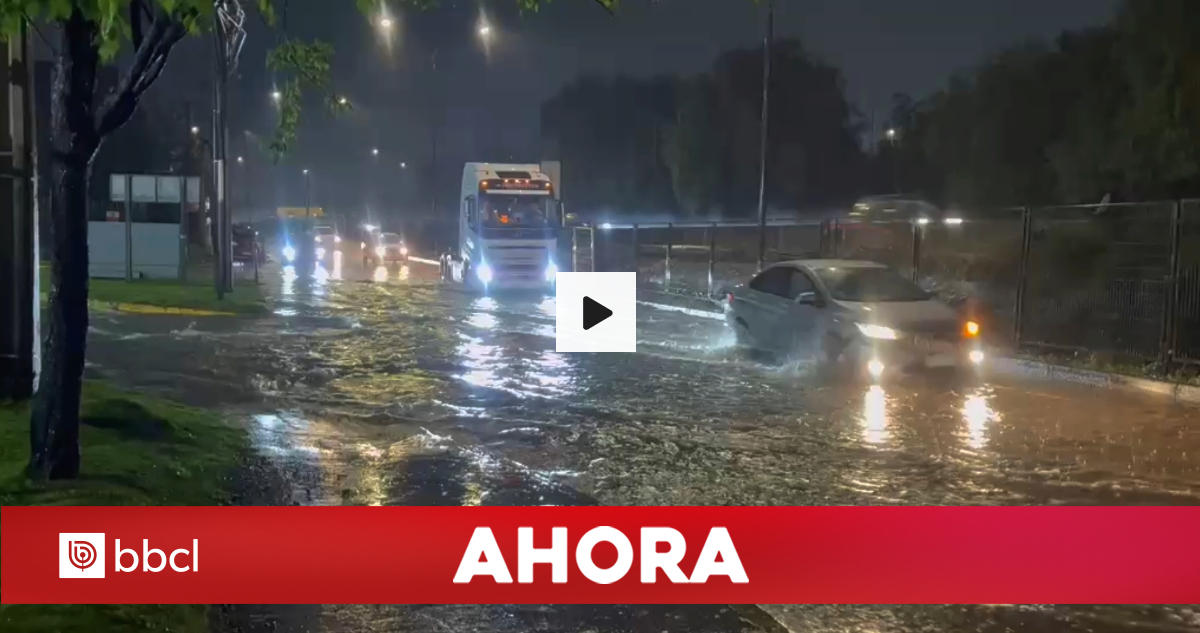 Lluvia causa estragos en la Región Metropolitana: Más de 13 mil clientes sin luz y calles anegadas