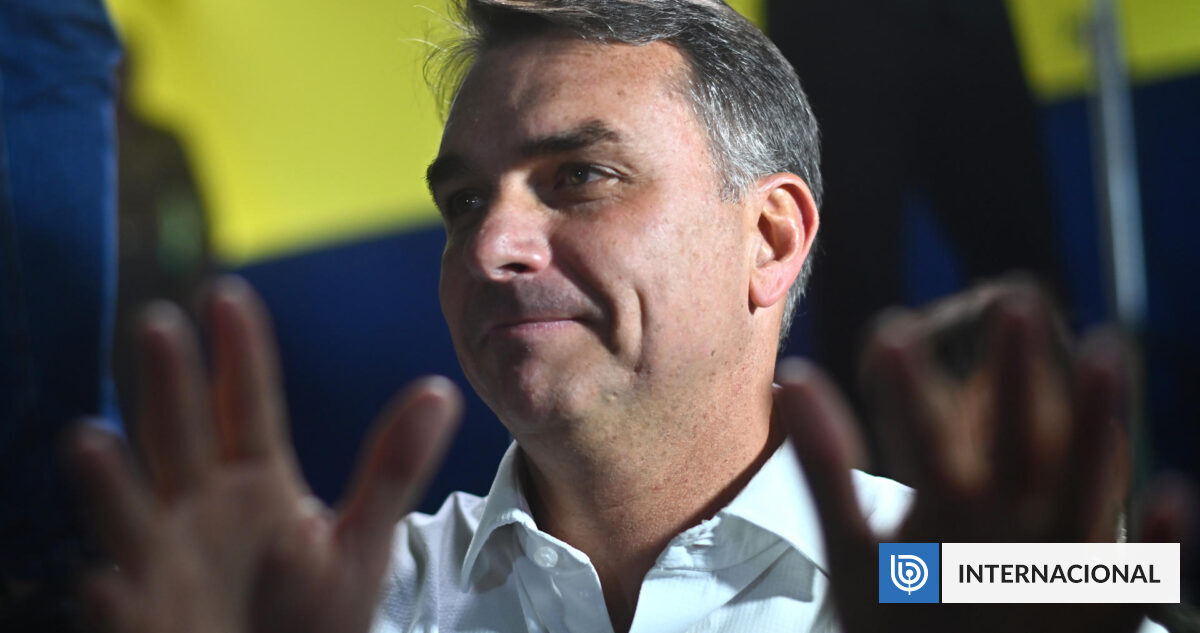 Flávio Bolsonaro quiere que su padre, preso por golpismo, le ponga la banda presidencial si gana