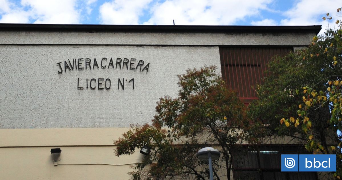 Liceo 1 de Santiago sufre ataque incendiario: directora culpa a encapuchadas de otros recintos