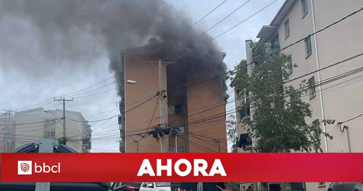 Incendio afecta a departamento en último piso de edificio en Viña del Mar: una persona fuera rescatada