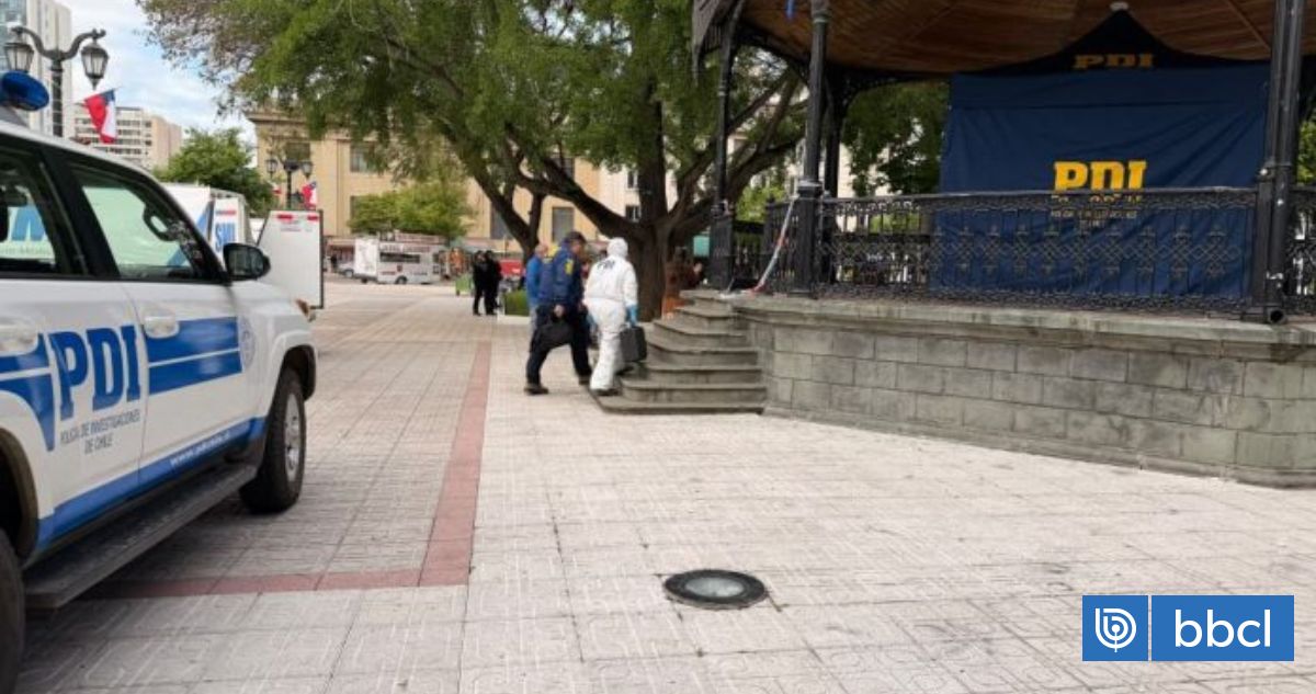 Encuentran a hombre muerto en plena plaza de armas de Talca