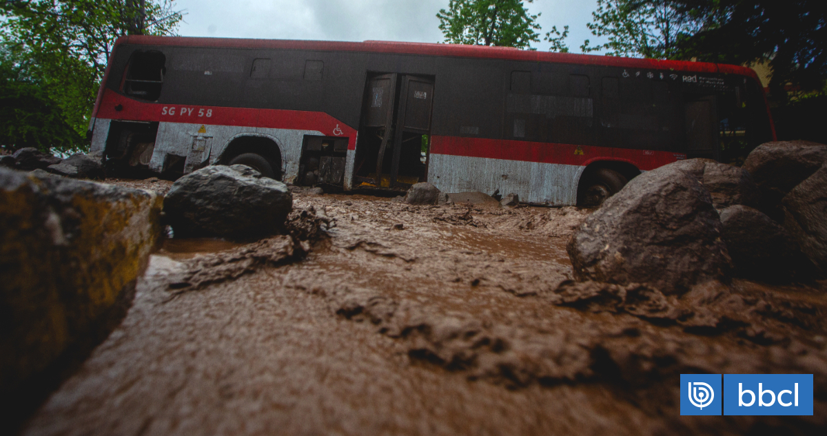 "Algunos se tiraron al barro": Pasajera de bus RED arrastrado por aluvión relató los minutos de temor