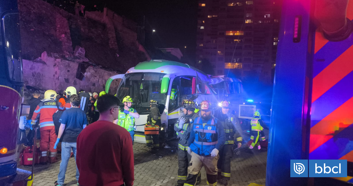 Cámara de seguridad capta momento en que bus cae a estacionamiento en Valparaíso