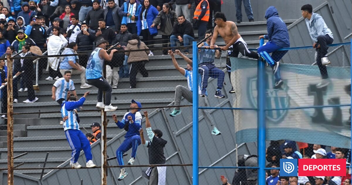 Escándalo en fútbol de Argentina: barristas se pelearon en la reja durante el 'Clásico del norte'
