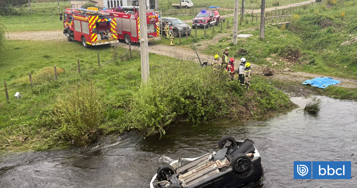 Dos personas mueren tras caída de auto al río Llollelhue: conductor logró salir por sus propios medios