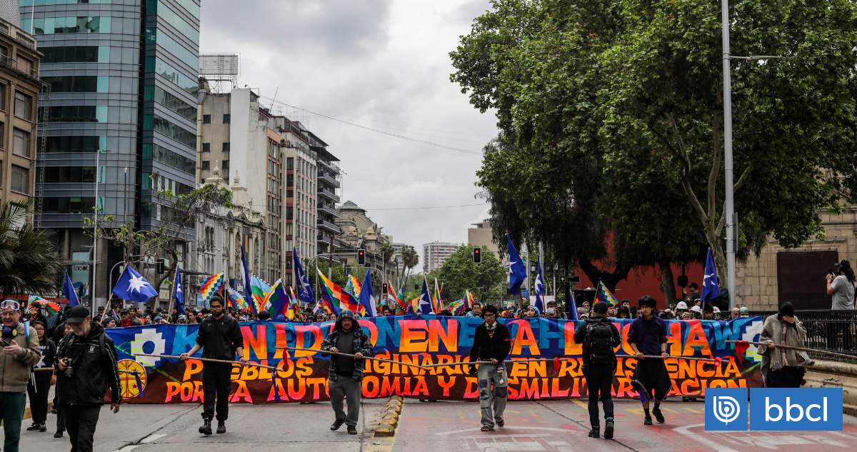 Con incidentes menores se desarrolló marcha por 12 de octubre en Santiago