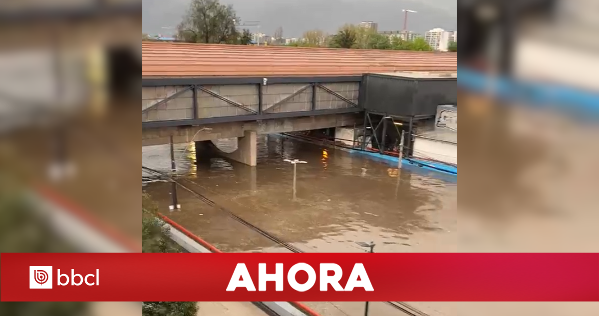 VIDEOS | Lluvias dejan completamente inundado el paso bajo nivel junto al Metro Ñuble en Ñuñoa