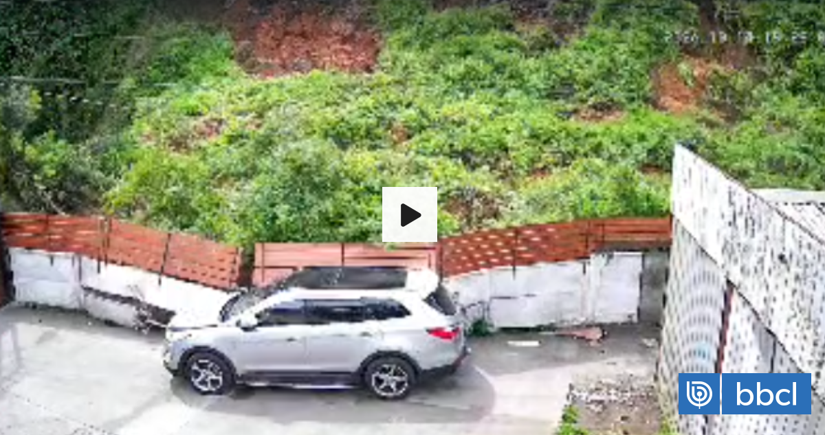 Derrumbe de cerro bloquea carretera Fernando Maira en Lota: masa de tierra destruyó frontis de casa