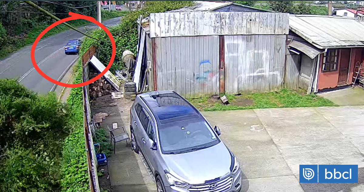 Se salvó por segundos: video muestra cómo auto zafó de ser aplastado por derrumbe de cerro en Lota