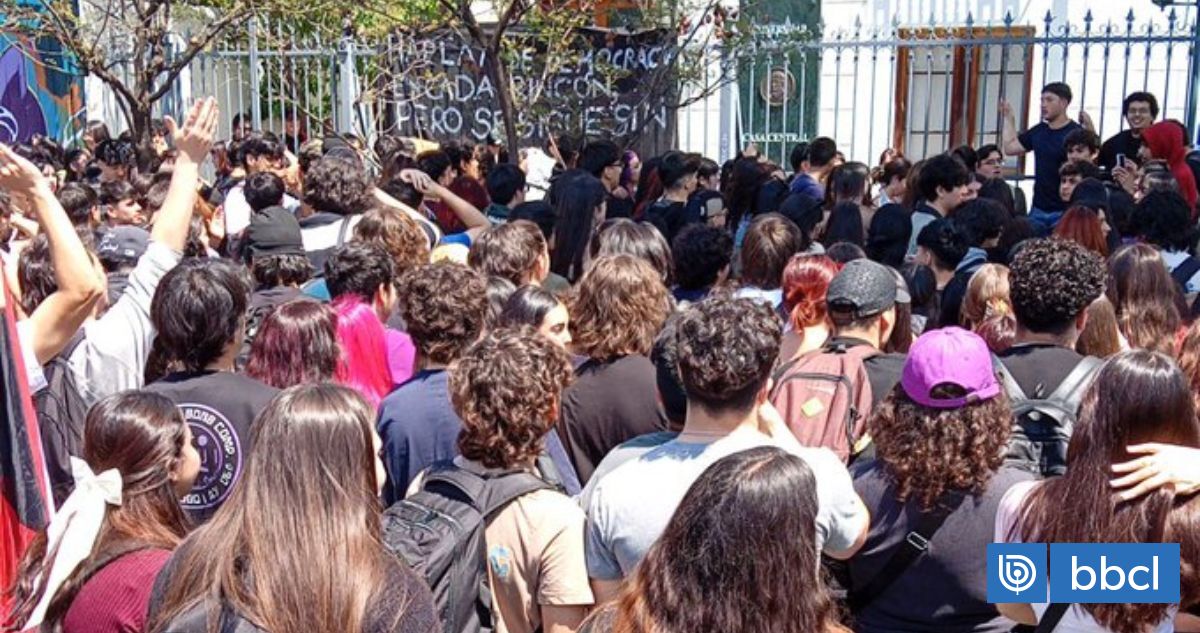 Estudiantes de la UDP se manifiestan acusando deficiente gestión durante tormenta: hubo incidentes