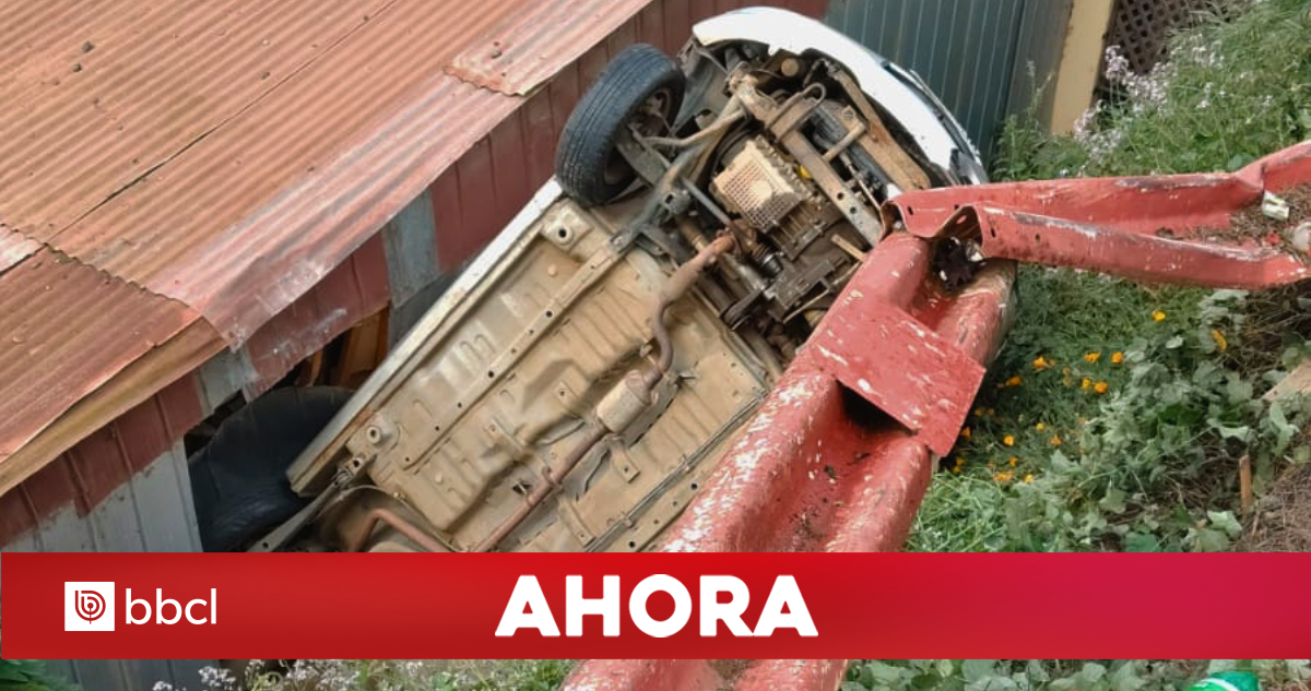 Vehículo se desbarranca y cae sobre una vivienda en cerro Mariposa de Valparaíso