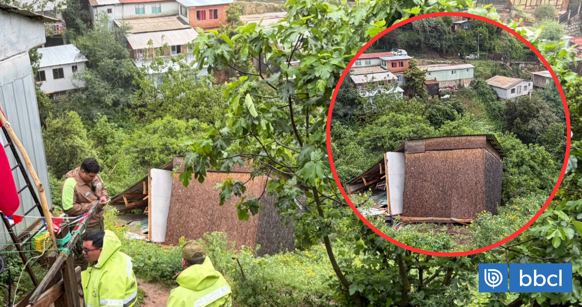 Casa colapsa y cae hacia una quebrada tras deslizamiento de tierra en Cerro Placeres de Valparaíso