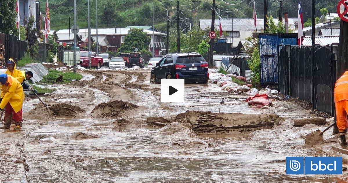 Calle intransitable por el barro: deslizamiento de tierra afecta a sector Juan Riquelme de Concepción