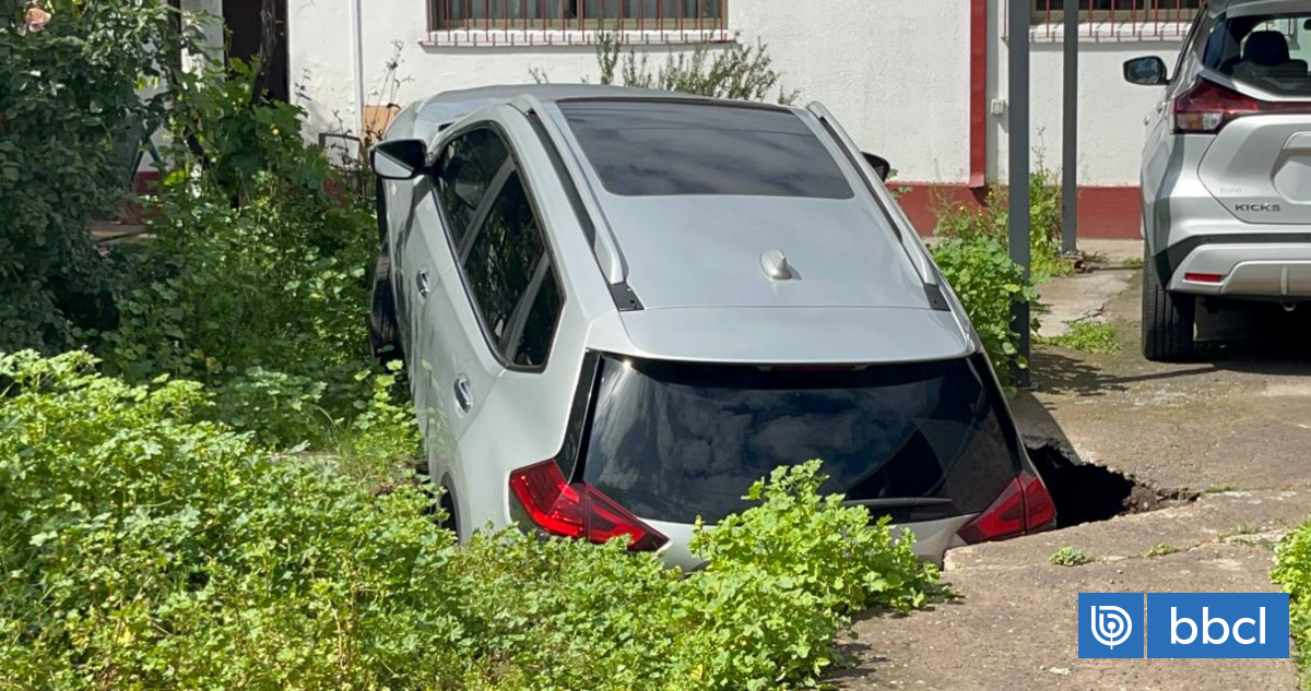 Misterio en El Bosque: socavón aparece en medio de la lluvia y se traga un auto