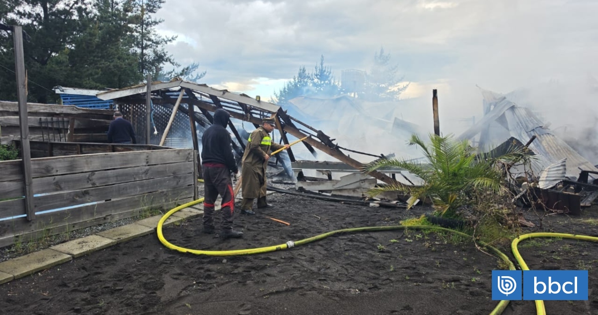 Vivienda se incendia tras presunta caída de rayo en Yungay