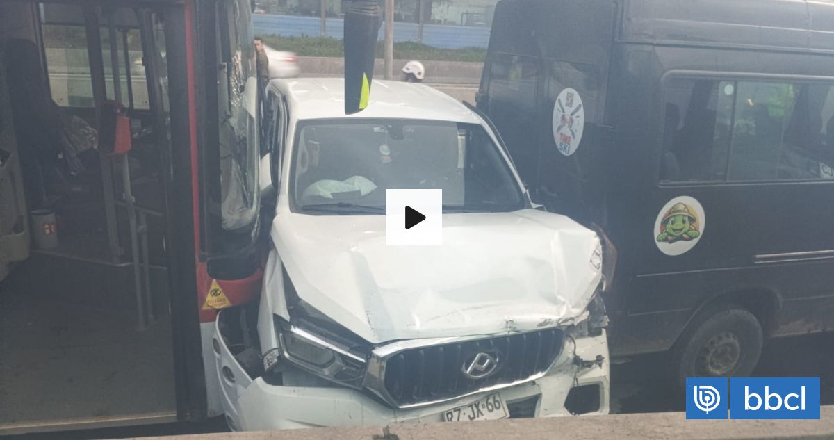 Heridos y atrapados deja accidente múltiple entre autos, camión y buses en Ruta 5 altura Renca