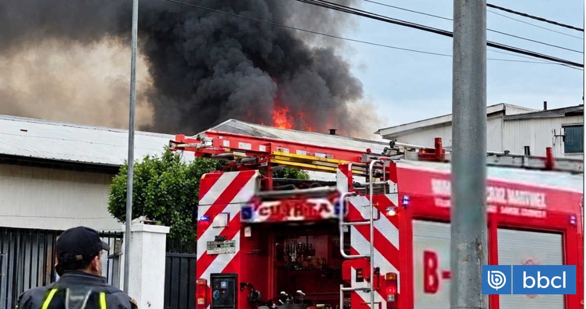 Incendio en viviendas en Curicó obliga a evacuación de residentes de hogar de adultos mayores