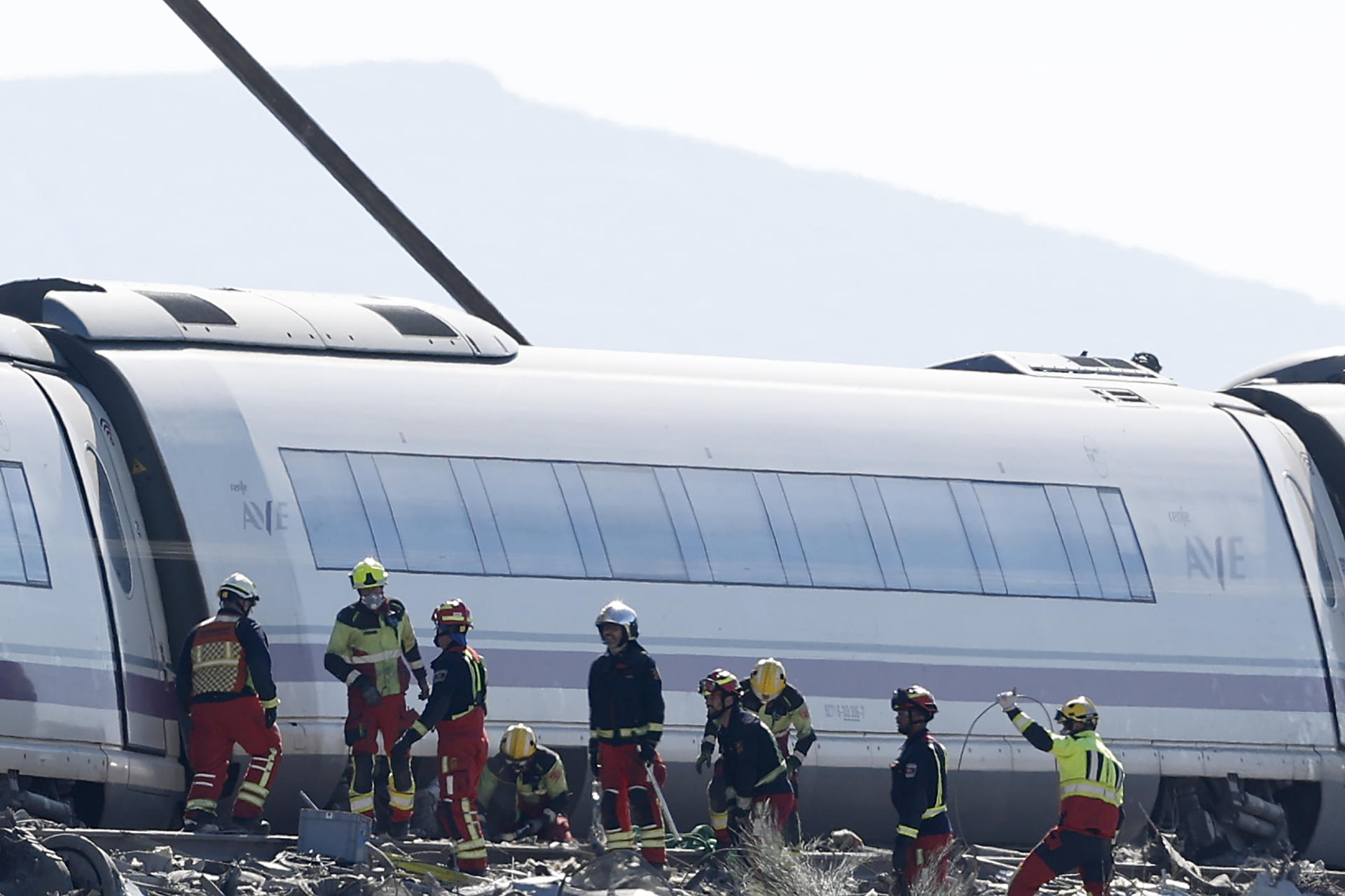 Efectivos de bomberos inspeccionan los vagones tras el accidente en Toledo, España