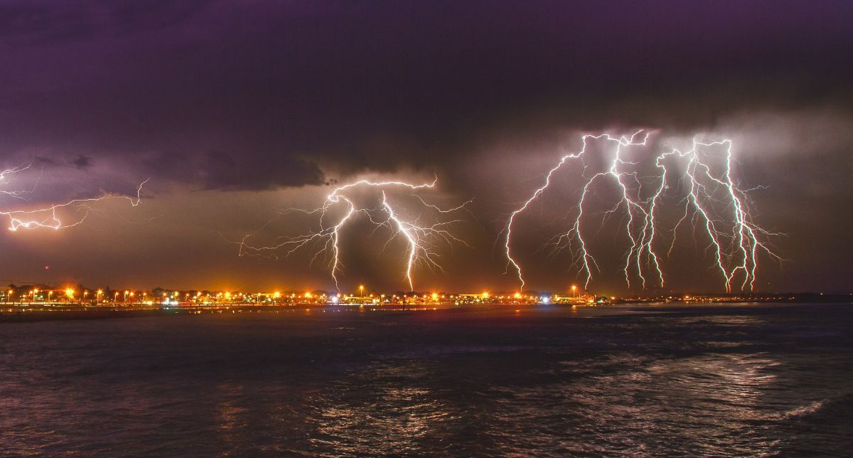 Las 8 cosas que jamás debes hacer durante una tormenta eléctrica para no exponer tu vida o salud