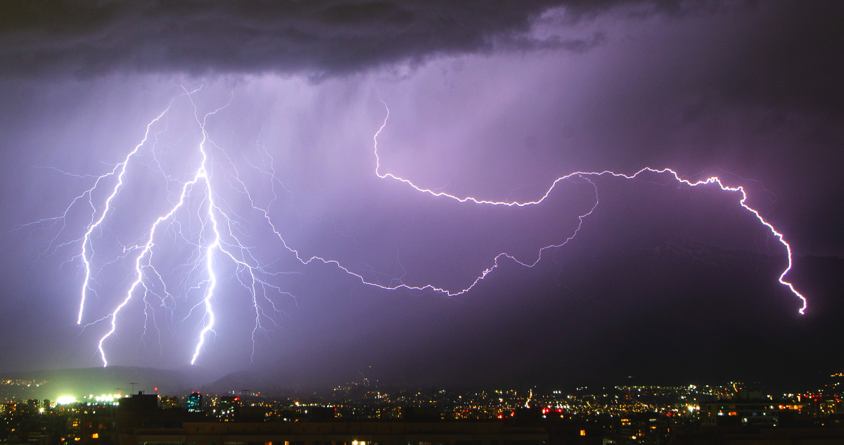 Tormentas dejan 45 damnificados, 104 albergados, 40 aislados y rayo sobre vivienda en zona centro-sur